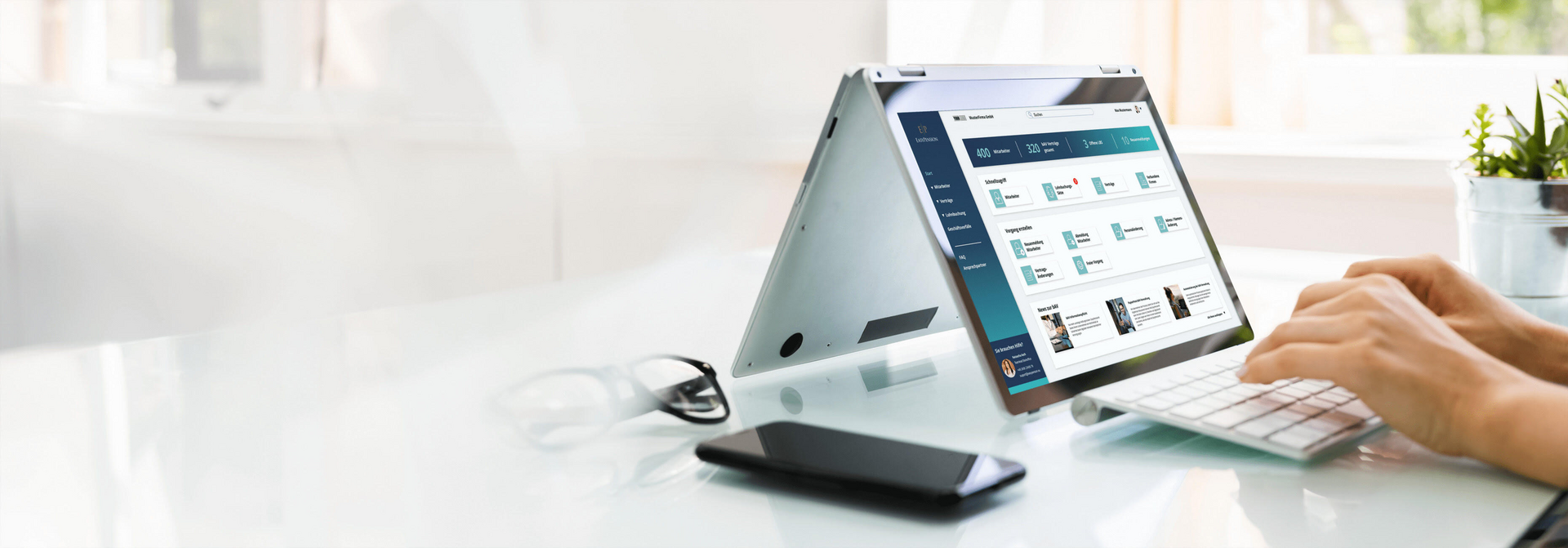Hände am Laptop. Die bAV ist digital zu verwalten